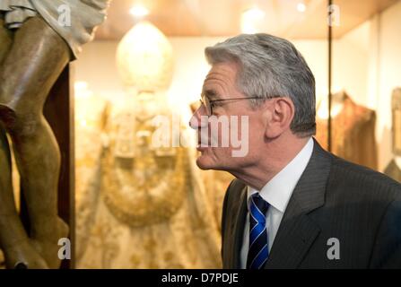 Il Presidente tedesco Joachim Gauck viste accappatoi papale presso la chiesa di San Francisco a Bogotà, Colombia, 09 maggio 2013. Il Presidente tedesco è accompagnato da una delegazione economica sul suo viaggio in Colombia e in Brasile dal 08 al 17 maggio 2013. Foto: Soeren Stache Foto Stock