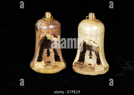 Legno campane di Natale con la scena della natività intemo ricavati dal legno d'ulivo. Foto Stock