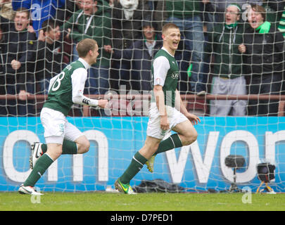 Edimburgo, Scozia. Il 12 maggio 2013. Hibs Ross Caldwell, celebra il punteggio del vincitore durante la banca Clydedsdale Premier League Scozzese gioco tra i cuori e Hibernian, da Tynecastle Park Stadium, Edimburgo. Azione Sport Plus Immagini/Alamy Live News Foto Stock