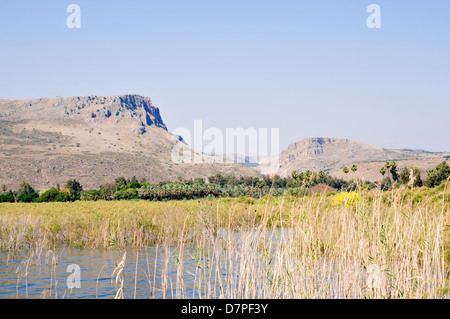 Arbel montagna, come visto dal mare di Galilea, Israele Foto Stock