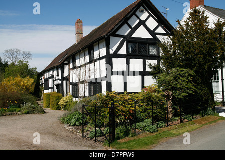 Le case con la struttura in legno bianco e nero Village Trail Eardisland Herefordshire England Regno Unito Foto Stock