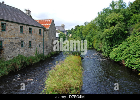 Città di confine Pettigo e Termon fiume tra County Donegal, Irlanda e County Fermanagh, Irlanda del Nord Foto Stock