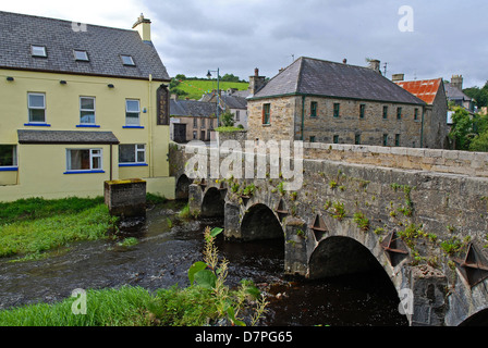 Città di confine Pettigo e Termon fiume tra County Donegal, Irlanda e County Fermanagh, Irlanda del Nord Foto Stock