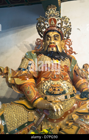 Dh il Monastero Po Lin LANTAU HONG KONG Dio statua a guardia entrata al tempio Foto Stock