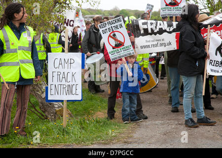 Southport, Regno Unito il 12 maggio 2013. Camp Frack 2 un fine settimana di attività in opposizione a Fracking e altre forme di energia estreme. Per questo evento organizzato da una coalizione di locale e nazionale anti-fracking, sindacati e gruppi ambientali tra cui la campagna contro i cambiamenti climatici, REAF, RAFF, FFF, Merseyside contro Fracking, Amici della Terra & gtr manchester Assoc. dei consigli sindacali, Frack Off. Nel settembre 2011 gruppi organizzati Camp Frack (1) per protestare contro i piani da Cuadrilla Risorse per trapano per gas di scisto. Conrad Elias/Alamy Live News Foto Stock