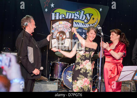 Norfolk, Regno Unito. 11 maggio 2013. Hemsby Weekender organizzatori Willie e Varick Jeffery, sono presentati con un premio commemorativo segnando il venticinquesimo anno della maggior parte popluar e longevo rock 'n' roll festival del suo genere. Adrian Buck/Alamy Live News Foto Stock