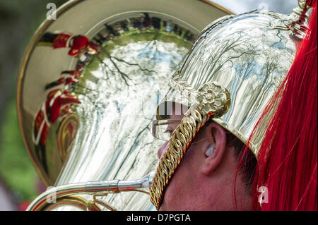 Hyde Park, London, Regno Unito 12 maggio 2013. Sua Altezza Reale la Principessa KG, KT, GCVO, Il colonnello in capo del re Royal ussari prende il saluto e stabilisce una corona di fiori alla parata annuale e di servizio della cavalleria combinato di vecchi compagni Association presso il Memoriale di cavalleria. 5 led di bande marching distacchi della cavalleria e del reggimento Yeomanry associazioni e i veterani che vanno dalla Guerra Mondiale 2 in Iraq e in Afghanistan. Membro trombettieri della cavalleria della famiglia e un Piper da F Azienda Le guardie scozzesi ha anche preso parte.Guy Bell/Alamy Live News Foto Stock