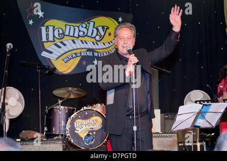 Norfolk, Regno Unito. 11 maggio 2013. Hemsby Weekender organizzatore Willie Jeffery indirizzi rock 'n' roll fans in occasione del XXV anniversario della bi-festival annuale, considerato il più popolare e di più lunga durata del suo genere. Adrian Buck/Alamy Live News Foto Stock