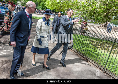 Hyde Park, London, Regno Unito 12 maggio 2013. Sua Altezza Reale la Principessa KG, KT, GCVO, Il colonnello in capo del re Royal ussari prende il saluto e stabilisce una corona di fiori alla parata annuale e di servizio della cavalleria combinato di vecchi compagni Association presso il Memoriale di cavalleria. 5 led di bande marching distacchi della cavalleria e del reggimento Yeomanry associazioni e i veterani che vanno dalla Guerra Mondiale 2 in Iraq e in Afghanistan. Membro trombettieri della cavalleria della famiglia e un Piper da F Azienda Le guardie scozzesi ha anche preso parte.Guy Bell/Alamy Live News Foto Stock