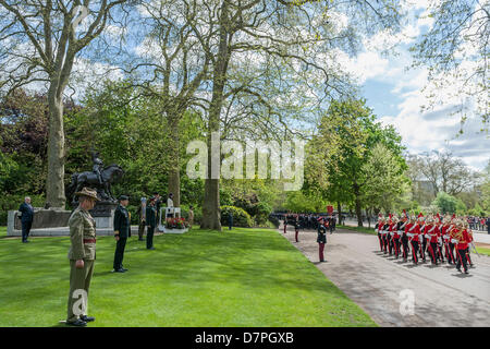 Hyde Park, London, Regno Unito 12 maggio 2013. Sua Altezza Reale la Principessa KG, KT, GCVO, Il colonnello in capo del re Royal ussari prende il saluto e stabilisce una corona di fiori alla parata annuale e di servizio della cavalleria combinato di vecchi compagni Association presso il Memoriale di cavalleria. Usura degli ufficiali Bowler Hats e tute sono usurate invece di uniforme da parte di tutti ma le bande. 5 led di bande marching distacchi della cavalleria e del reggimento Yeomanry associazioni e i veterani che vanno dalla Guerra Mondiale 2 in Iraq e in Afghanistan. Membro trombettieri della cavalleria della famiglia e un Piper da F Azienda Le guardie scozzesi anche troppo Foto Stock