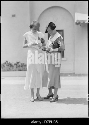 Due donne racegoers a Warwick Farm racecourse Foto Stock