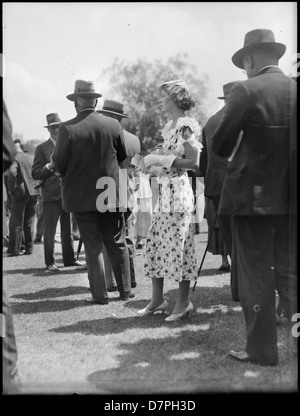 Racegoers a Warwick Farm racecourse Foto Stock