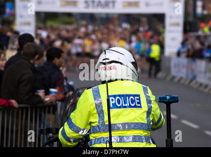 Leeds, Regno Unito. Il 12 maggio 2013. Un poliziotto su una moto waitng per la Leeds mezza maratona per avviare Chris McLoughlin/Alamy Live News Foto Stock