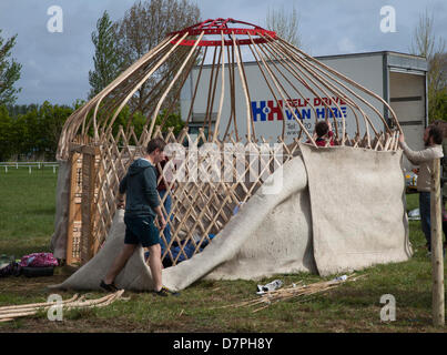 Smontaggio a Yurt, Asia, mongolia, tenda, natura, casa, viaggio nomade, paesaggio, tradizionale, cultura, nomade home, a Camp Frack 2 (CampFrack2) una vasta coalizione di anti-fracking e gruppi ambientali nel Nord Ovest compresi i membri di Ribble Estuary contro Fracking, RESIDENTI' azione contro Fracking Fylde, Frack libera Fylde, Merseyside contro Fracking, Amici della Terra e Greater Manchester associazione di sindacati consigli. Un fine settimana di attività in opposizione a Fracking e altre forme di energia estreme. Foto Stock