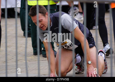 Leeds, Regno Unito. Il 12 maggio 2013. Concorrenti al fine di Leeds mezza maratona Chris McLoughlin/Alamy Live News Foto Stock