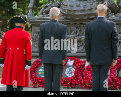 Hyde Park, London, Regno Unito 12 maggio 2013. Sua Altezza Reale la Principessa KG, KT, GCVO, Il colonnello in capo del re Royal ussari prende il saluto e stabilisce una corona di fiori alla parata annuale e di servizio della cavalleria combinato di vecchi compagni Association presso il Memoriale di cavalleria. 5 led di bande marching distacchi della cavalleria e del reggimento Yeomanry associazioni e i veterani che vanno dalla Guerra Mondiale 2 in Iraq e in Afghanistan. Membro trombettieri della cavalleria della famiglia e un Piper da F Azienda Le guardie scozzesi ha anche preso parte.Guy Bell/Alamy Live News Foto Stock