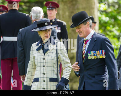 Hyde Park, London, Regno Unito 12 maggio 2013. Sua Altezza Reale la Principessa KG, KT, GCVO, Il colonnello in capo del re Royal ussari prende il saluto e stabilisce una corona di fiori alla parata annuale e di servizio della cavalleria combinato di vecchi compagni Association presso il Memoriale di cavalleria. Usura degli ufficiali Bowler Hats e tute sono usurate invece di uniforme da parte di tutti ma le bande. 5 led di bande marching distacchi della cavalleria e del reggimento Yeomanry associazioni e i veterani che vanno dalla Guerra Mondiale 2 in Iraq e in Afghanistan. Membro trombettieri della cavalleria della famiglia e un Piper da F Azienda Le guardie scozzesi anche troppo Foto Stock