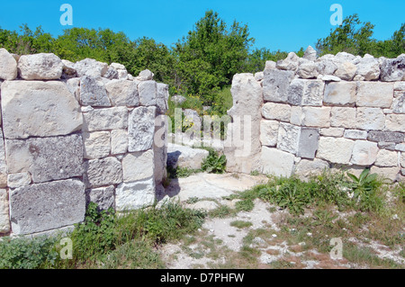 Le rovine di una moschea, costruito da khan Canibek dell'Orda d'oro nel 1346. Çufut Qale, Chufut-Kale (fortezza ebraica) Crimea Foto Stock