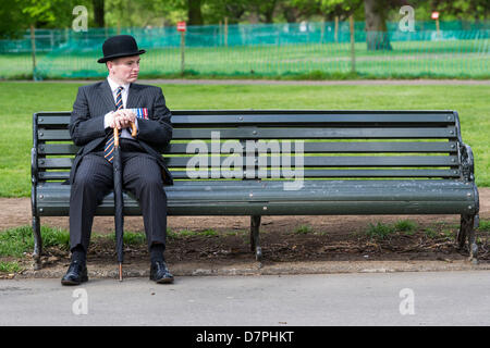 Hyde Park, London, Regno Unito 12 maggio 2013. Un importante nella Royal Scots Dragoon Guards prende un momento di contemplazione prima della sfilata. Sua Altezza Reale la Principessa KG, KT, GCVO, Il colonnello in capo del re Royal ussari prende il saluto e stabilisce una corona di fiori alla parata annuale e di servizio della cavalleria combinato di vecchi compagni Association presso il Memoriale di cavalleria. Usura degli ufficiali Bowler Hats e tute sono usurate invece di uniforme da parte di tutti ma le bande. 5 led di bande marching distacchi della cavalleria e del reggimento Yeomanry associazioni e i veterani che vanno dalla Guerra Mondiale 2 in Iraq e in Afghanistan. Foto Stock