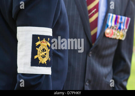 Hyde Park, London, Regno Unito 12 maggio 2013. Sua Altezza Reale la Principessa KG, KT, GCVO, Il colonnello in capo del re Royal ussari prende il saluto e stabilisce una corona di fiori alla parata annuale e di servizio della cavalleria combinato di vecchi compagni Association presso il Memoriale di cavalleria. 5 led di bande marching distacchi della cavalleria e del reggimento Yeomanry associazioni e i veterani che vanno dalla Guerra Mondiale 2 in Iraq e in Afghanistan. Membro trombettieri della cavalleria della famiglia e un Piper da F Azienda Le guardie scozzesi ha anche preso parte.Guy Bell/Alamy Live News Foto Stock