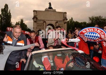 I giocatori del Bayern Monaco Franck Ribery (L) e Daniel van Buyten celebrare sulla Leopoldstrasse a Monaco di Baviera, Germania, il 12 maggio 2013. Il Bayern Monaco è il calcio tedesco cxhampion della stagione 2012/13. Foto: Felix Hoerhager Foto Stock