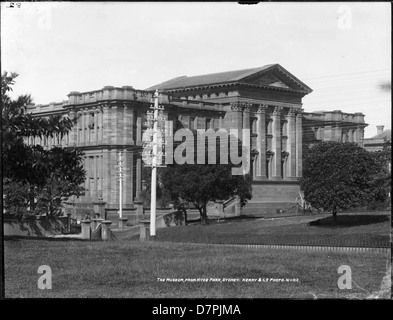 L'Australian Museum, visto da Hyde Park a Sydney, è un'istituzione di riferimento in Australia, dedicata alla storia naturale e al patrimonio culturale. Il Powerhouse Museum ospita una significativa collezione di oggetti scientifici e culturali. Foto Stock
