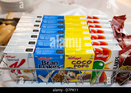 I singoli pacchetti di Kellogg's cereali per la colazione su un hotel tavolo per la colazione Foto Stock