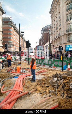 Lavori stradali lungo Oxford Street, incrocio con Marble Arch, central London city, Regno Unito Foto Stock