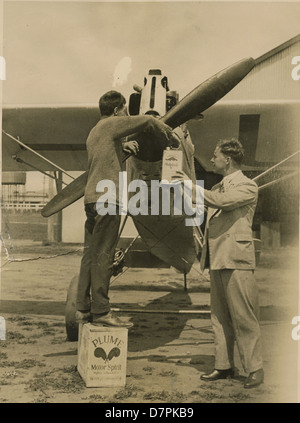 Arthur Butler alimentando il suo monoplan ABA-1, 1931 - 1934 Foto Stock