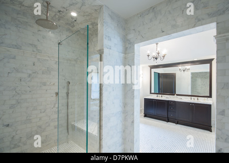 Grande e moderno bagno italiano con doccia in piedi. Foto Stock