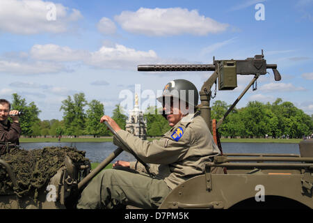 US Army Ford GPW Jeep (1943). Domenica delle castagne. Bushy Park, Hampton Court, Londra, Regno Unito. Domenica 12 maggio 2013. Sfilata e mostra di veicoli d'epoca e classici con attrazioni della zona fieristica e rievocazioni militari. Crediti: Ian Bottle/Alamy Live News Foto Stock
