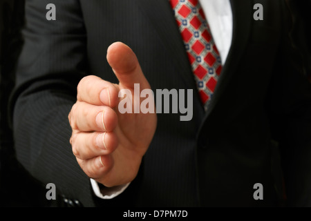 Primo piano di imprenditore il mano stesa per una stretta di mano Foto Stock