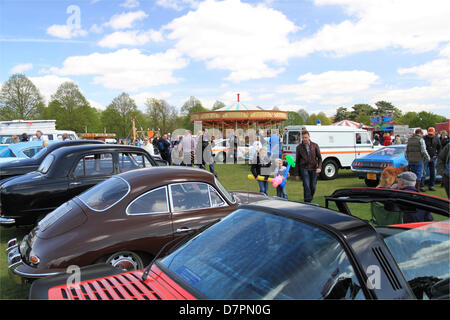 Chestnut Domenica a Bushy Park, Hampton Court, Londra, Regno Unito. Domenica 12 maggio 2013. Vintage e classic parata del veicolo e visualizzare con fiera attrazioni militare e rievocazioni. Credito: Ian bottiglia/ Alamy Live News Foto Stock