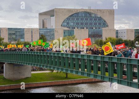 Anti-nucleare di dimostrazione nel quartiere governativo, qui di fronte della cancelleria, Berlino Foto Stock