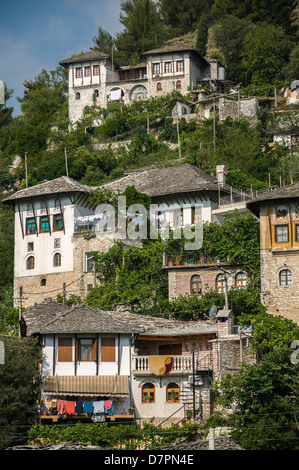 Tradizionale, periodo ottomano, dal tetto in pietra, case nella città vecchia di Argirocastro nell'Albania meridionale. Foto Stock