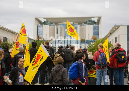 Anti-nucleare di dimostrazione nel quartiere governativo, qui di fronte della cancelleria, Berlino Foto Stock