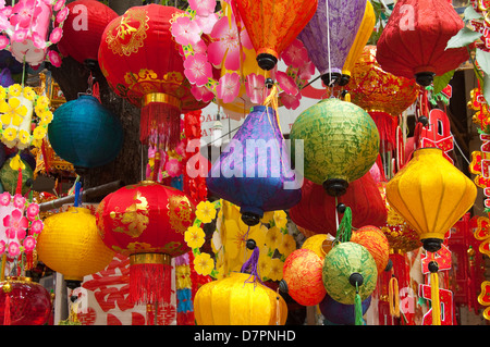 Orizzontale di vista ravvicinata delle tradizionali lanterne di bambù in vendita nel vecchio quartiere in prepararttion per Tet, Vietnamita Anno Nuovo Foto Stock