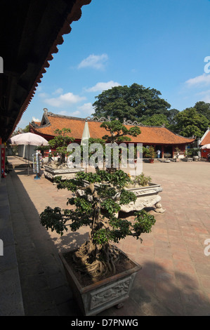 Vista verticale della casa di cerimonie, Bai Duong, presso il Tempio della Letteratura di Hanoi in una giornata di sole. Foto Stock