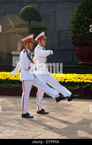 Vista verticale del cambio della guardia di fronte il Mausoleo di Ho Chi Minh nel centro di Hanoi in una giornata di sole. Foto Stock