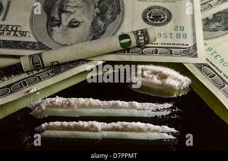La droga e denaro sul mirror Foto Stock