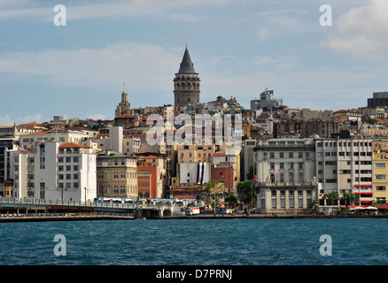 Torre di Galata, punto di riferimento di Istanbul, costruito dai Genovesi nel 1348 AD. Turchia, Anatolia. Foto Stock