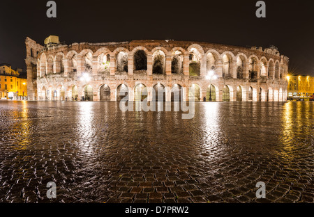 Verona anfiteatro, completata nel 30AD, la terza più grande al mondo, al tramonto del tempo. Arena di Verona, Italia Foto Stock