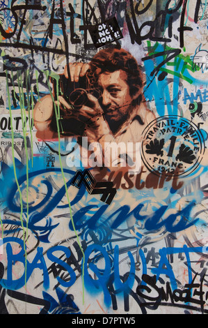 Street Art Ritratto del famoso musicista francese Serge Gainsbourg, creato con vernice spray e stencil, circondato da graffiti tag. Parigi. Francia. Foto Stock