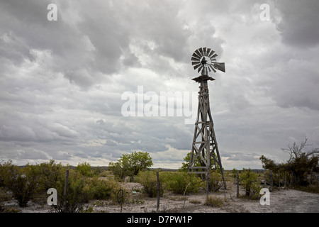 Vecchio mulino a vento noi per pompare acqua in Big Bend regione del Texas occidentale. Foto Stock