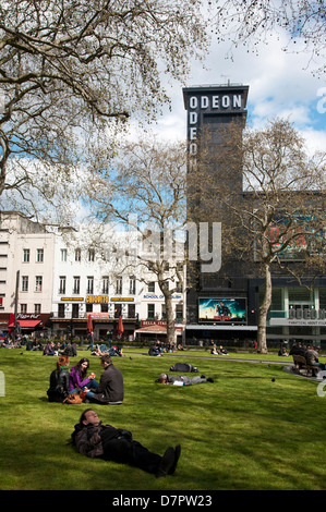 Vista di Leicester Square mostra cinema, nel West End di Londra, Inghilterra, Regno Unito Foto Stock