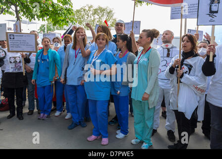 Parigi, Francia. Gruppo francese Nurses Demonstration, for Support of Government Funding for Public Health Care, Holding Activist proteste Signs, Large Crowd People Front, Street, Health worker Nurse, France Hospital staff, France Healthcare Public Health Challenges Foto Stock