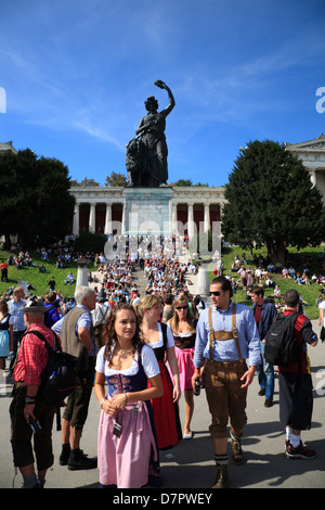 Oktoberfest, turistico nella parte anteriore della Baviera monumento, Theresienwiese, Monaco di Baviera, Germania Foto Stock