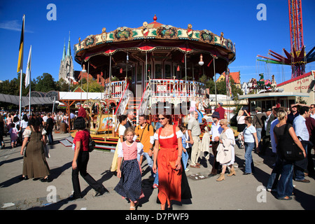 Oktoberfest, tradizionale giostra a Theresienwiese fiera di Monaco di Baviera, Germania Foto Stock