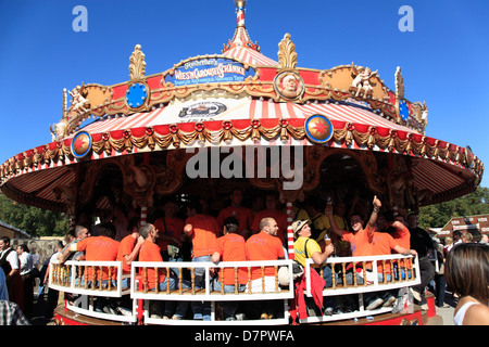 Oktoberfest, bere tradizionale giostra a Theresienwiese, Monaco di Baviera, Germania Foto Stock