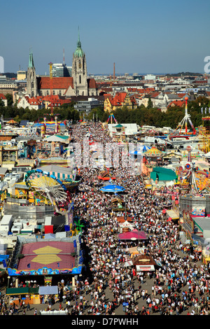 Oktoberfest, visualizzare acros la Theresienwiese fiera di Monaco di Baviera, Germania Foto Stock